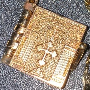 GOLDEN BIBLE 1.5 PENDANT OPENS WITH PAGES OF BIBLE